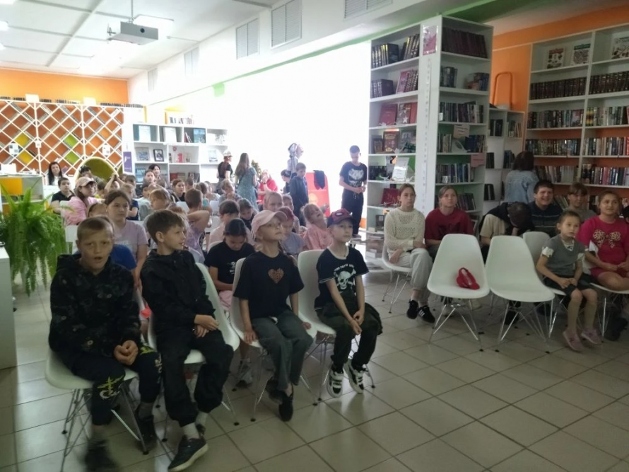 В библиотеке семейного чтения для воспитанников детской оздоровительной площадки МБОУ СОШ состоялся литературный праздник, посвящённый Дню русского языка и творчеству А. С. Пушкина. Мероприятие прошло под девизом: «Язык всем знаниям и всей природе ключ...